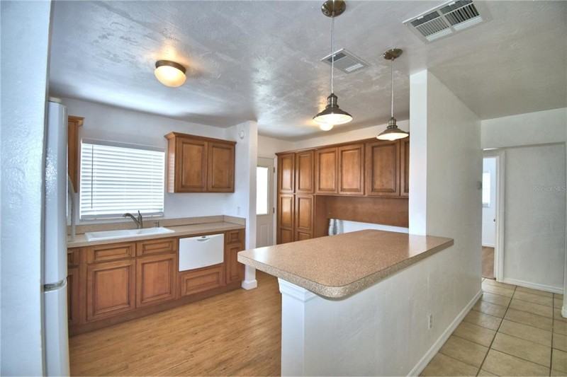 309 Thomas Ave - Photo 3 of 8