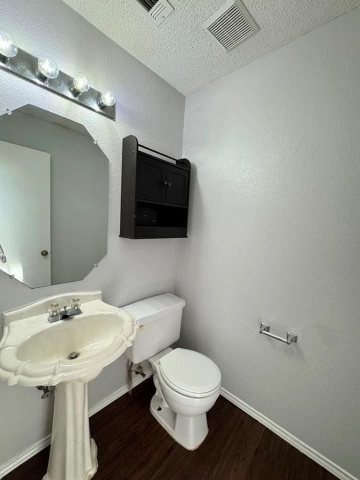 14009 Maricella Ln - Photo 5 of 34