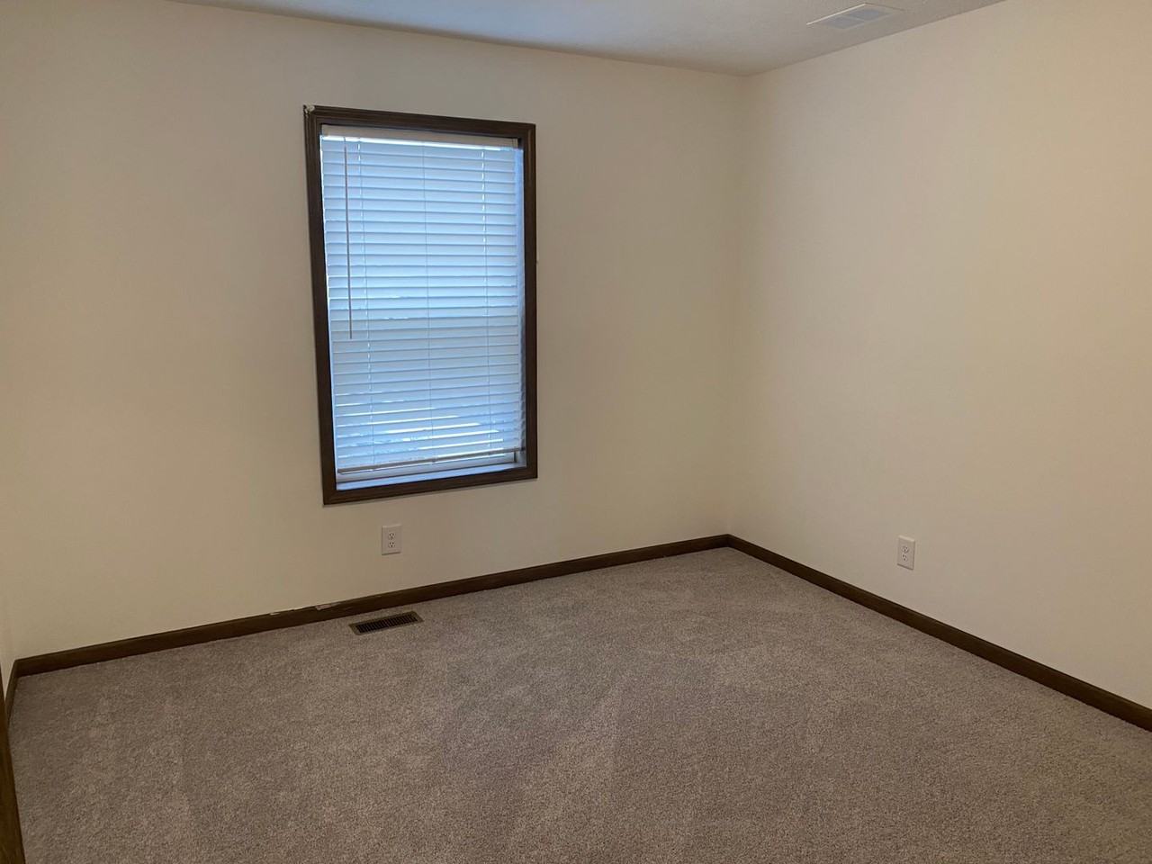 306 S Elm St - Photo 6 of 15