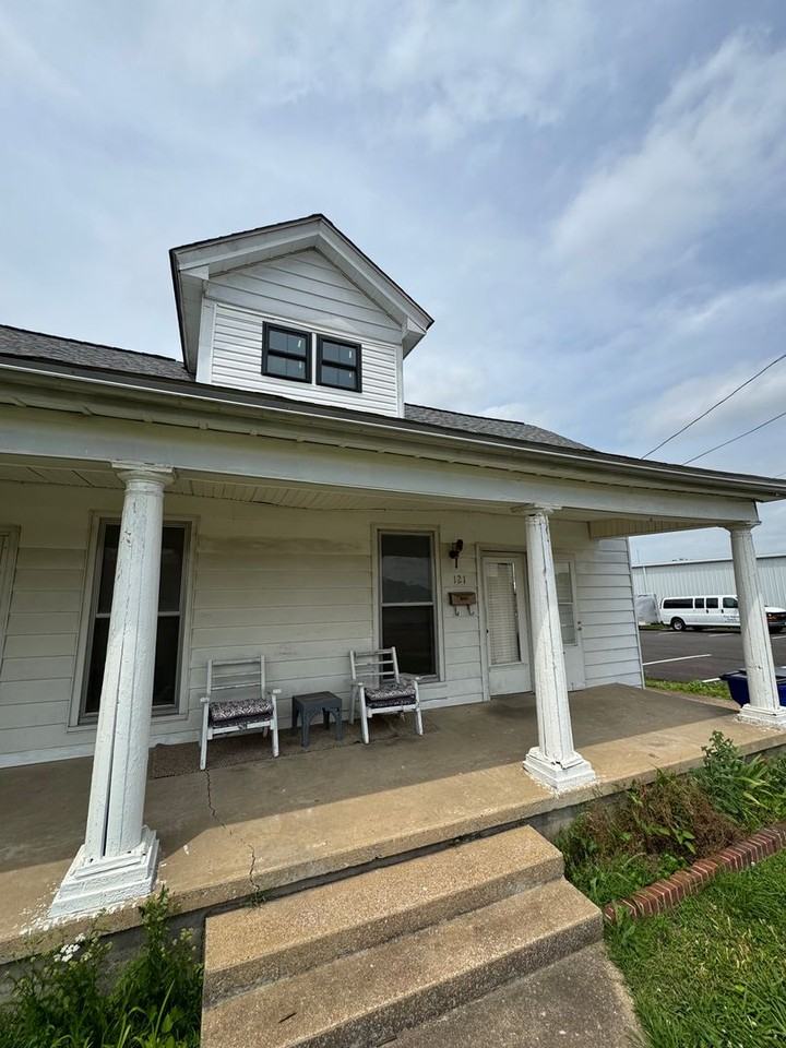 121 Oxford St - Photo 2 of 9