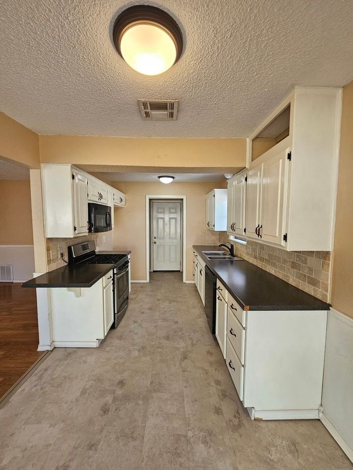 3609 Peregrine Dr - Photo 4 of 20