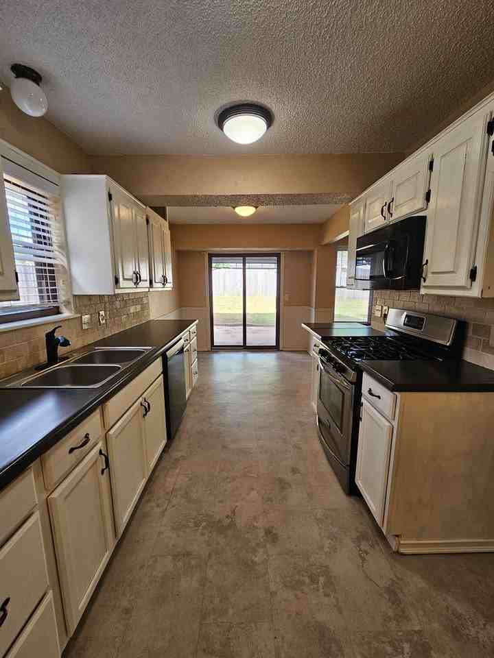 3609 Peregrine Dr - Photo 7 of 20