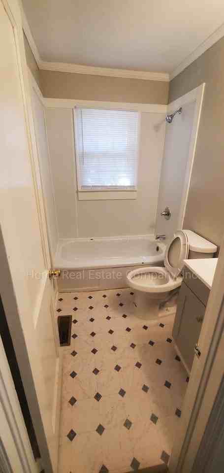 1124 W Academy St - Photo 7 of 9