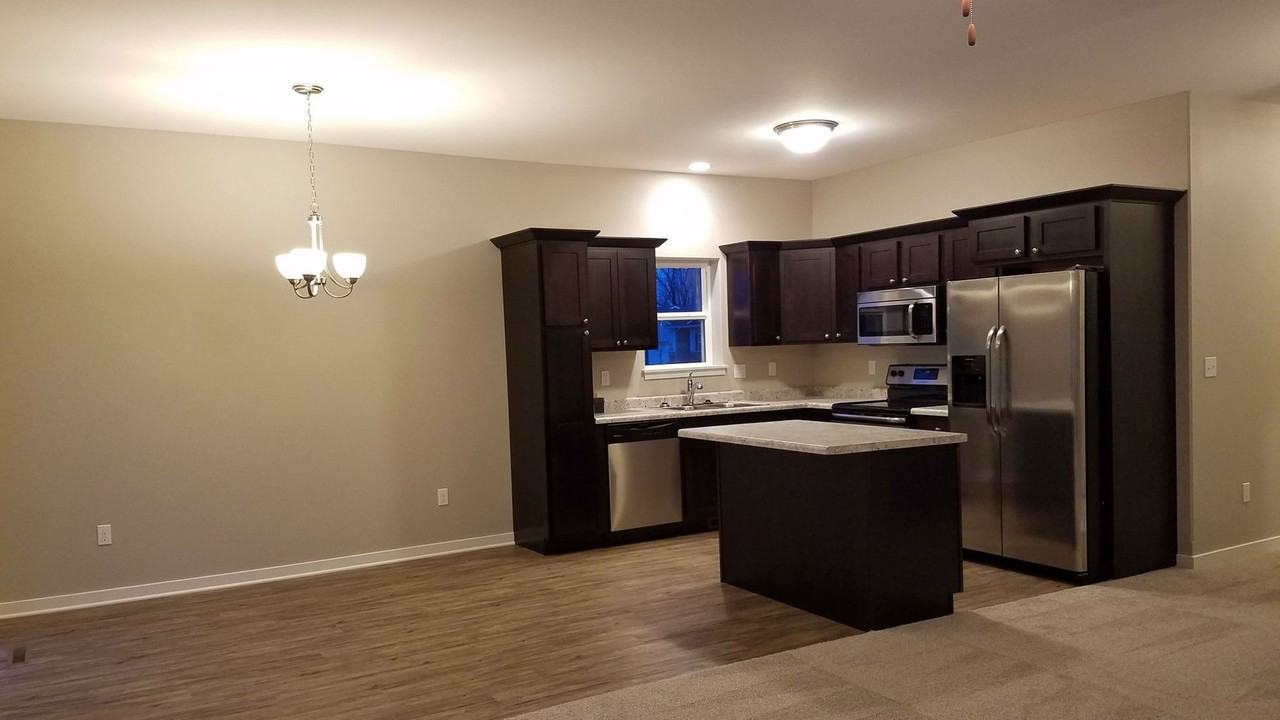 2033 Mackinaw Dr - Photo 5 of 11