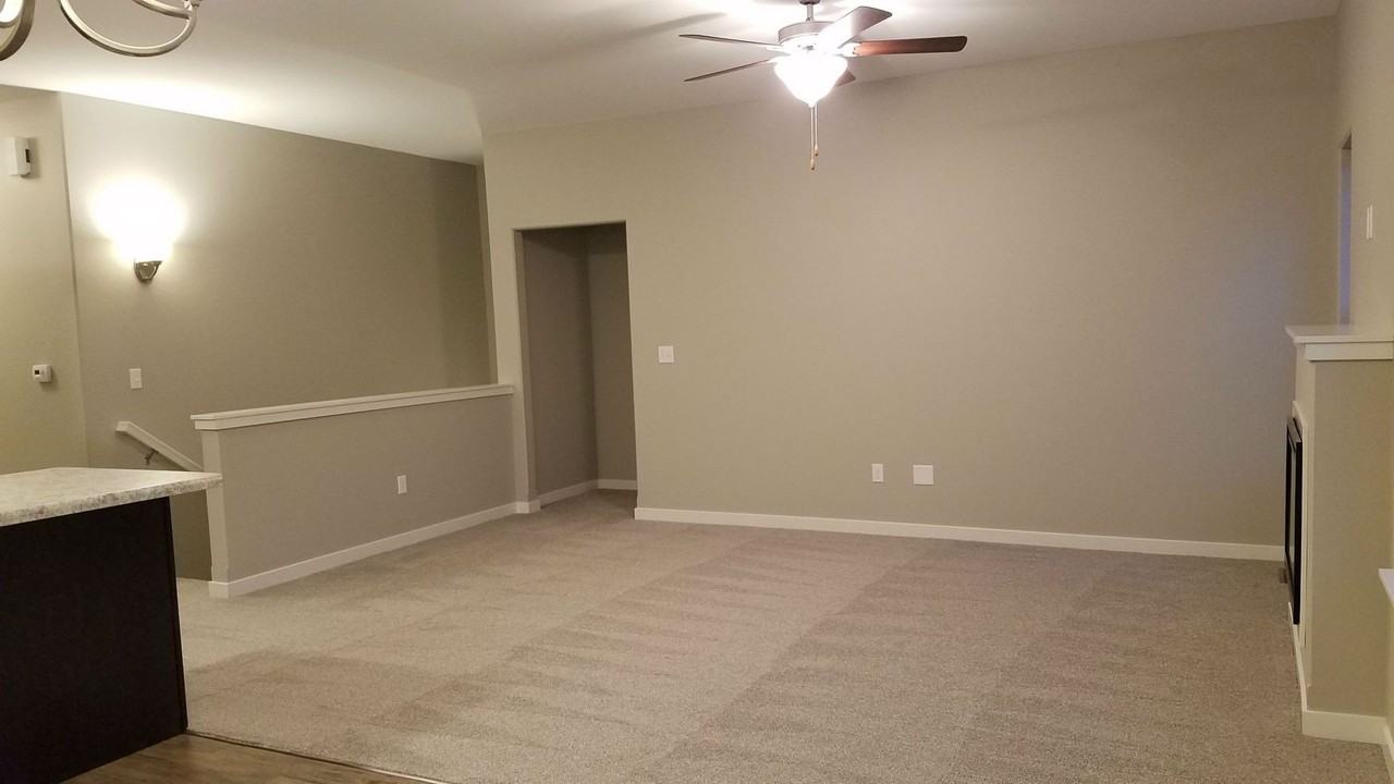 2033 Mackinaw Dr - Photo 6 of 11