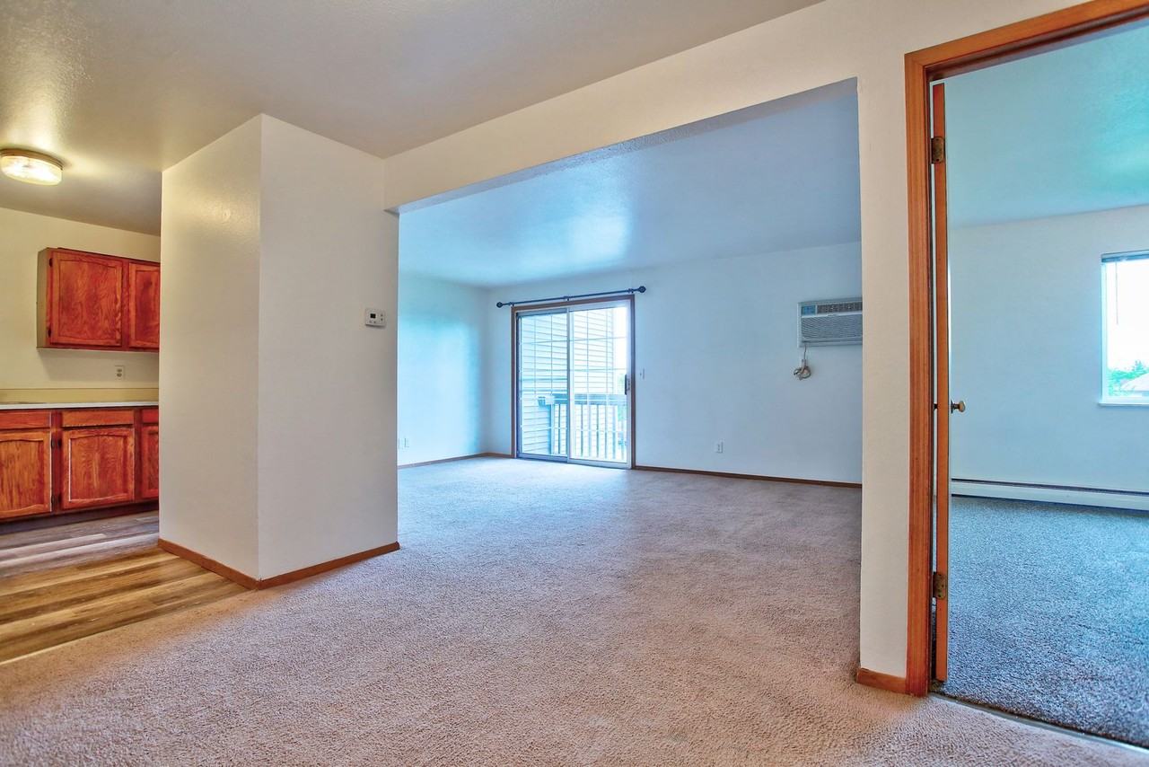 1019 Abbey Ct - Photo 4 of 16