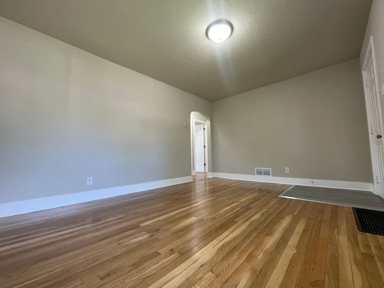 655 Illinois St - Photo 2 of 9