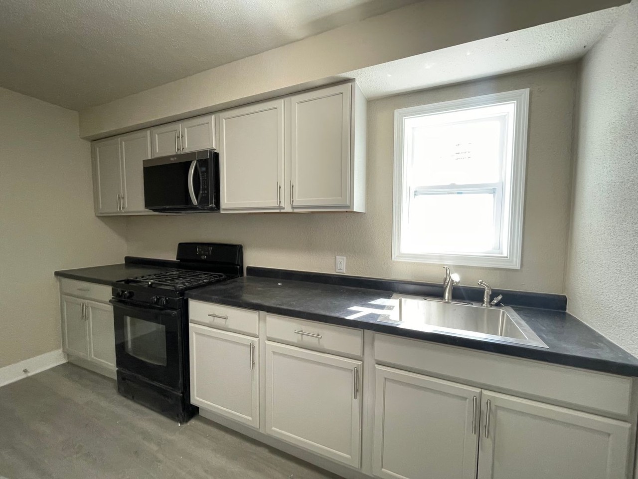 655 Illinois St - Photo 3 of 9