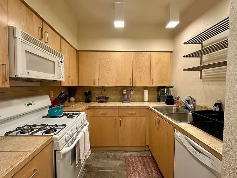 600 Circulo De Morelia #102 - Photo 2 of 15