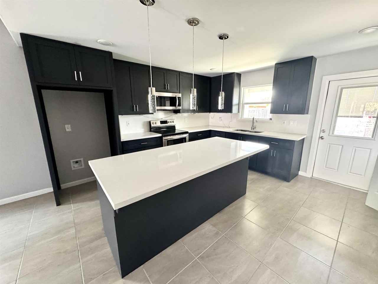 5521 Conroe St - Photo 5 of 32