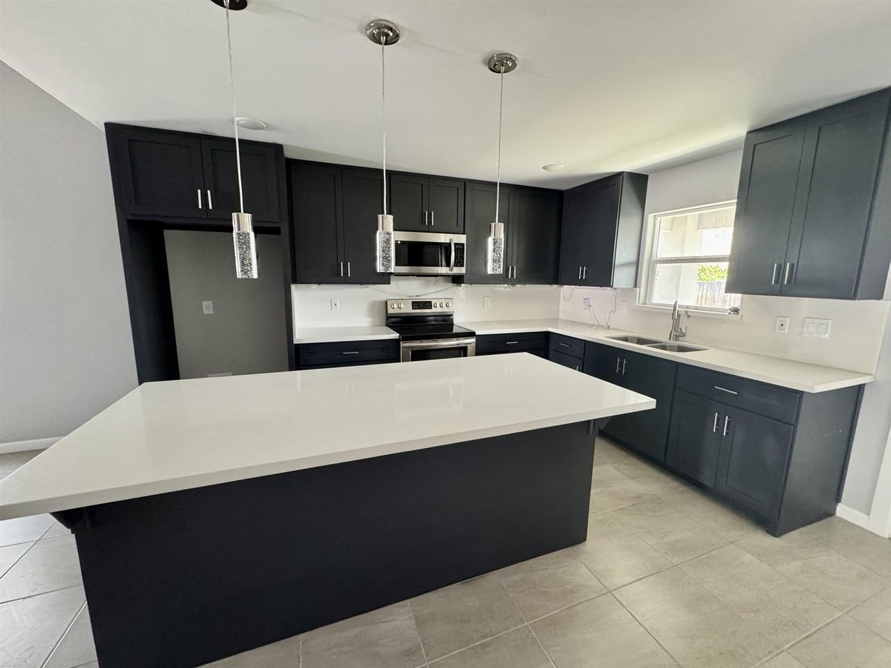 5521 Conroe St - Photo 6 of 32