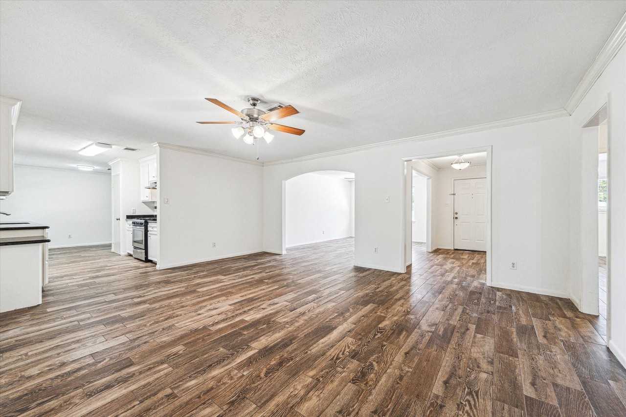 8010 Braeburn Valley Dr - Photo 4 of 16