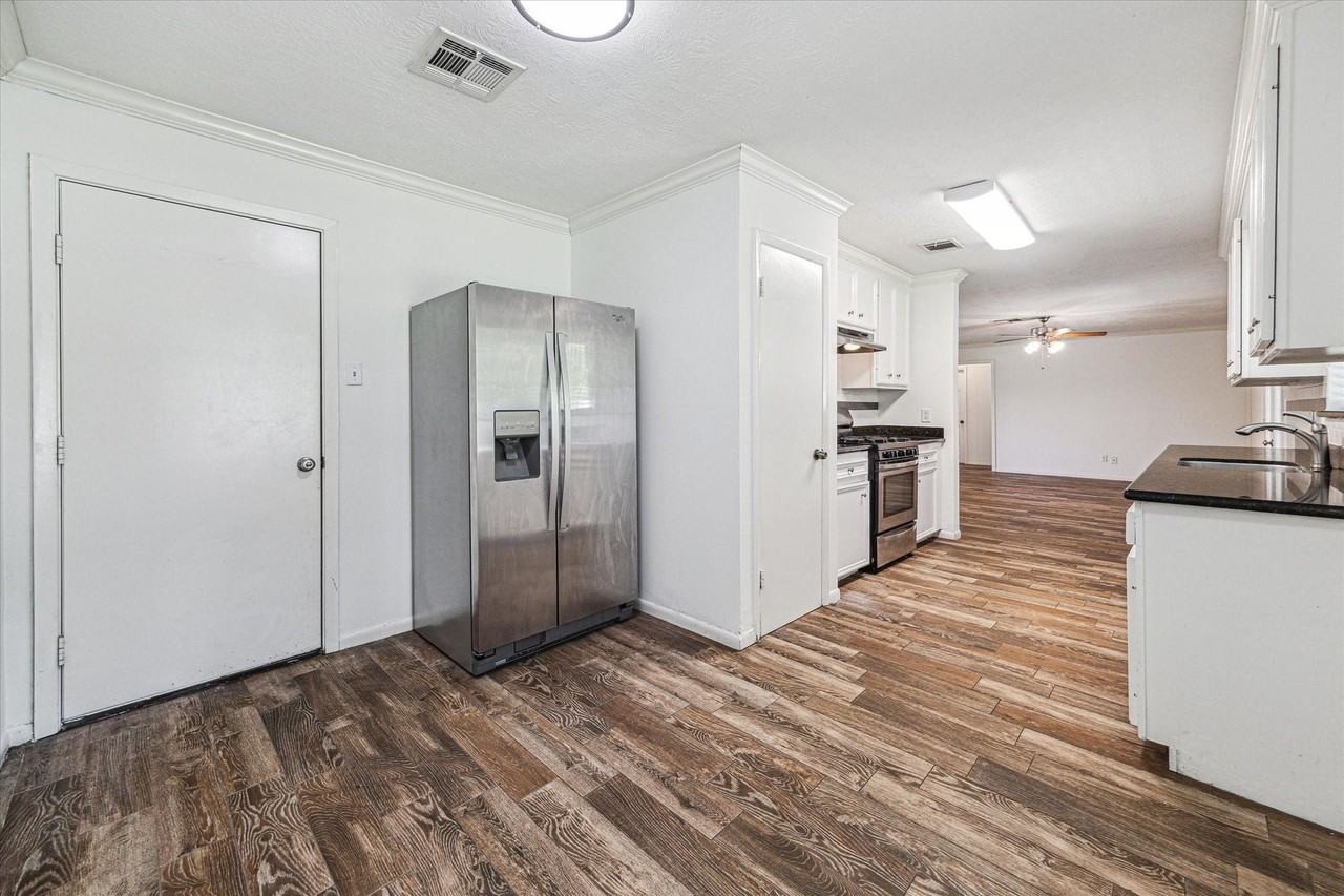 8010 Braeburn Valley Dr - Photo 7 of 16