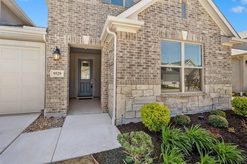 9529 Windwood Ln - Photo 5 of 33