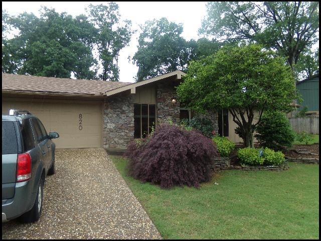 820 N Shackleford Rd - Photo 2 of 10