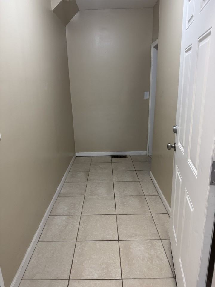 166 Seymour Ave - Photo 5 of 7