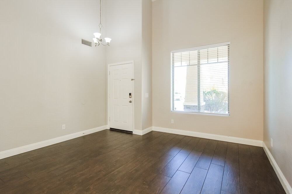 17377 W Holland Ln - Photo 5 of 17