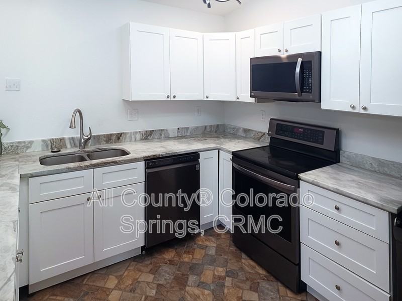 53 Royal Crest Dr - Photo 6 of 28