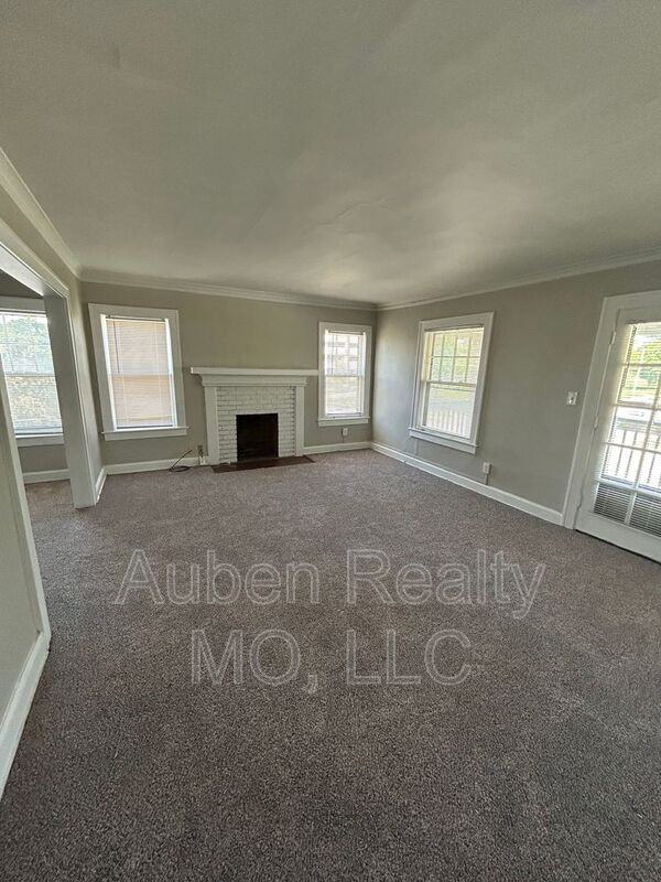 5302 Charlotte St - Photo 2 of 13