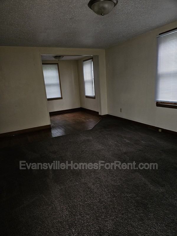120 S Seminary St - Photo 2 of 8