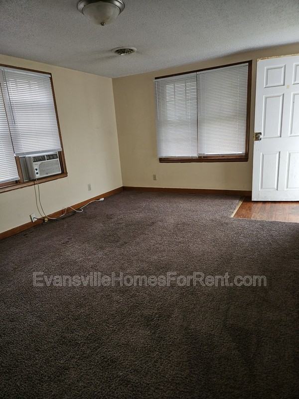 120 S Seminary St - Photo 3 of 8