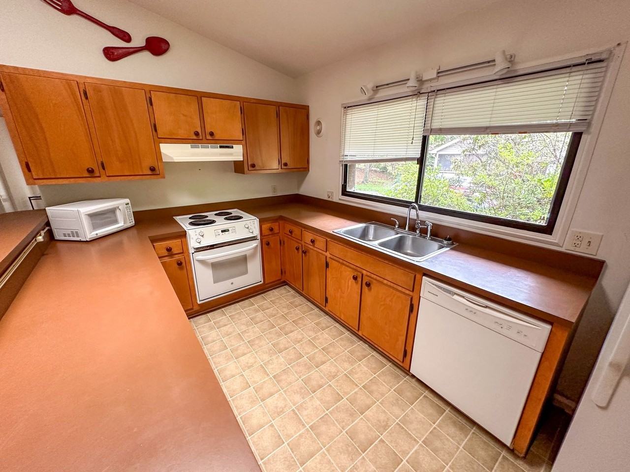 10 Tanglewood Rd - Photo 7 of 14