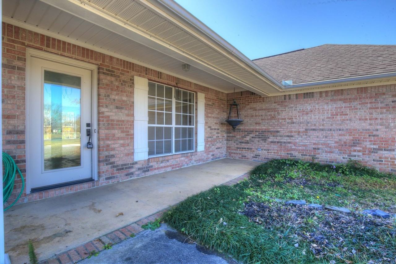 200 Hawthorne Cir - Photo 2 of 16