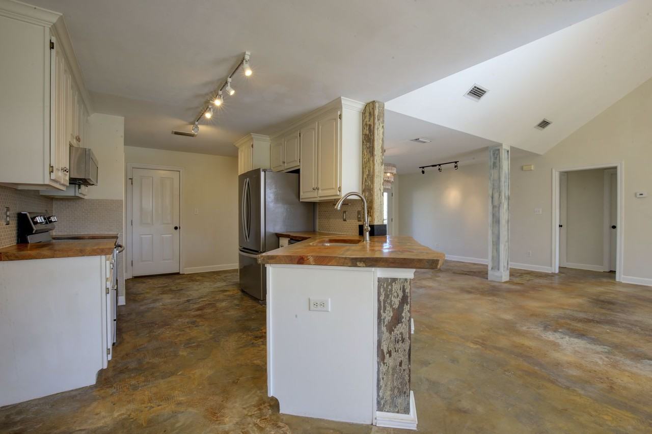200 Hawthorne Cir - Photo 3 of 16