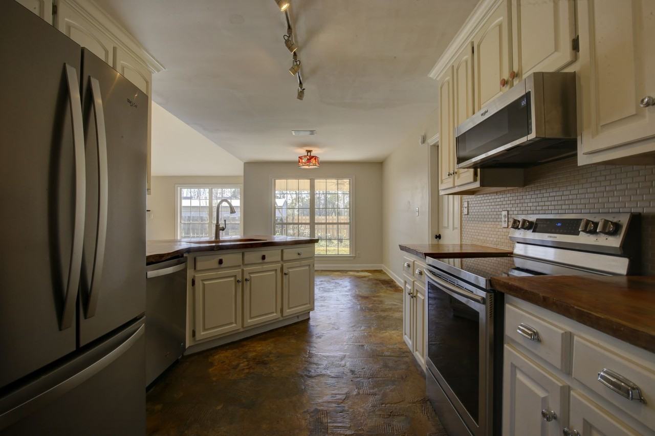 200 Hawthorne Cir - Photo 4 of 16