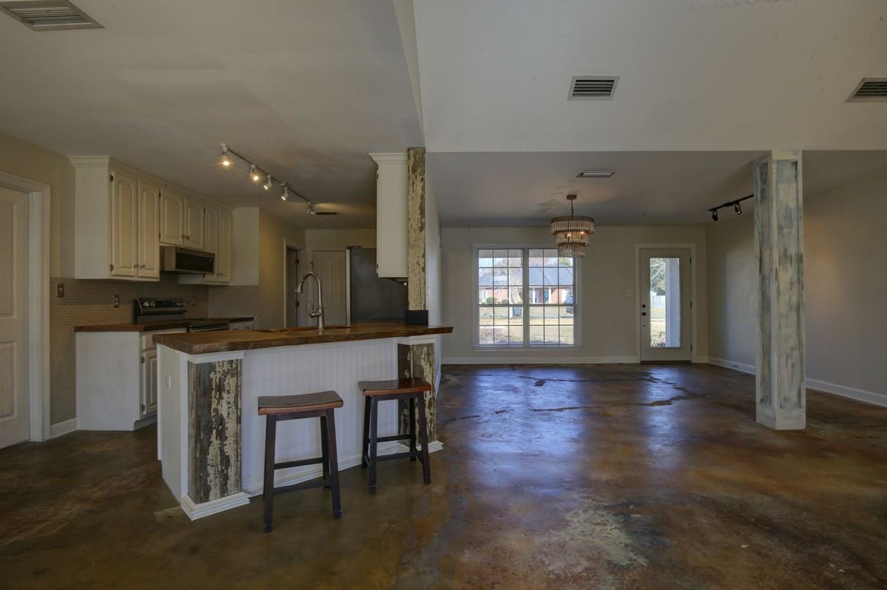 200 Hawthorne Cir - Photo 5 of 16