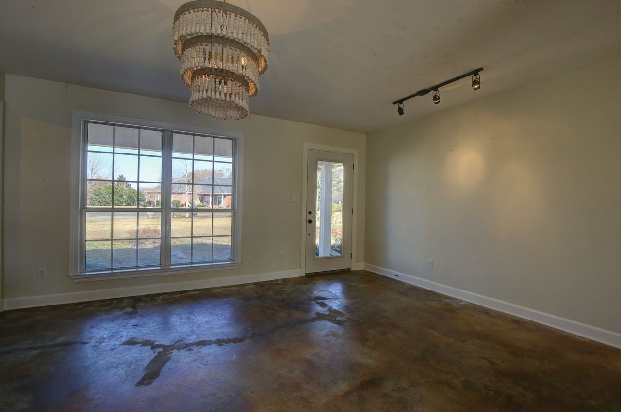 200 Hawthorne Cir - Photo 6 of 16