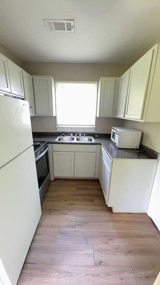 809 S 10th St - Photo 2 of 11