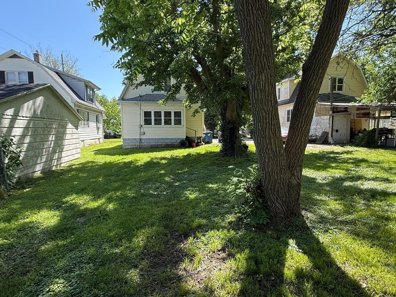 1213 S Illinois St - Photo 2 of 15