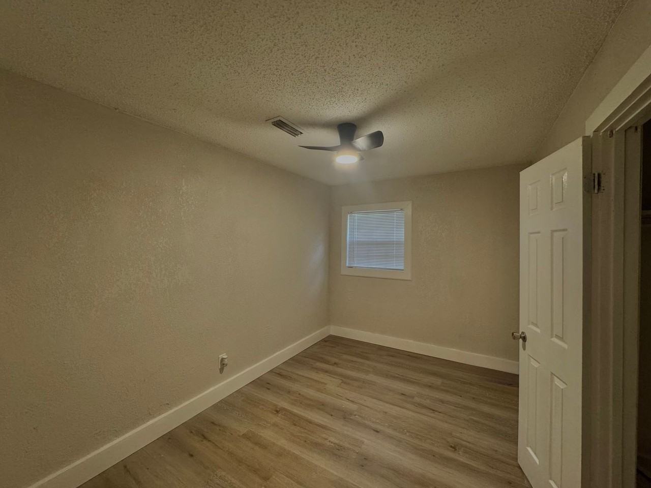 5437 Thomas Dr - Photo 6 of 9