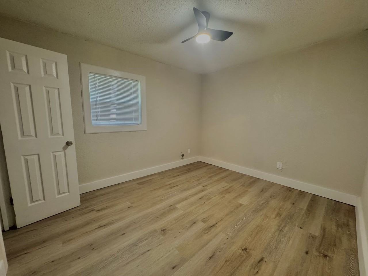 5437 Thomas Dr - Photo 7 of 9