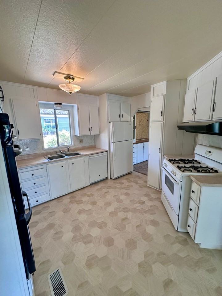 16300 Rhyolite Cir - Photo 5 of 19