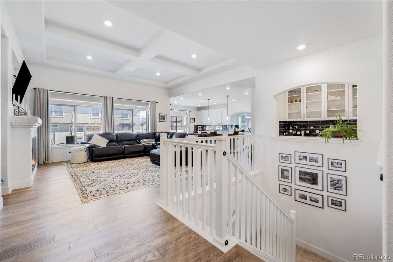20551 Beekman Pl - Photo 2 of 33