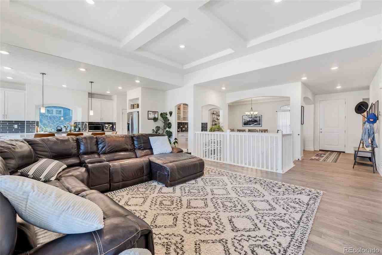 20551 Beekman Pl - Photo 5 of 33
