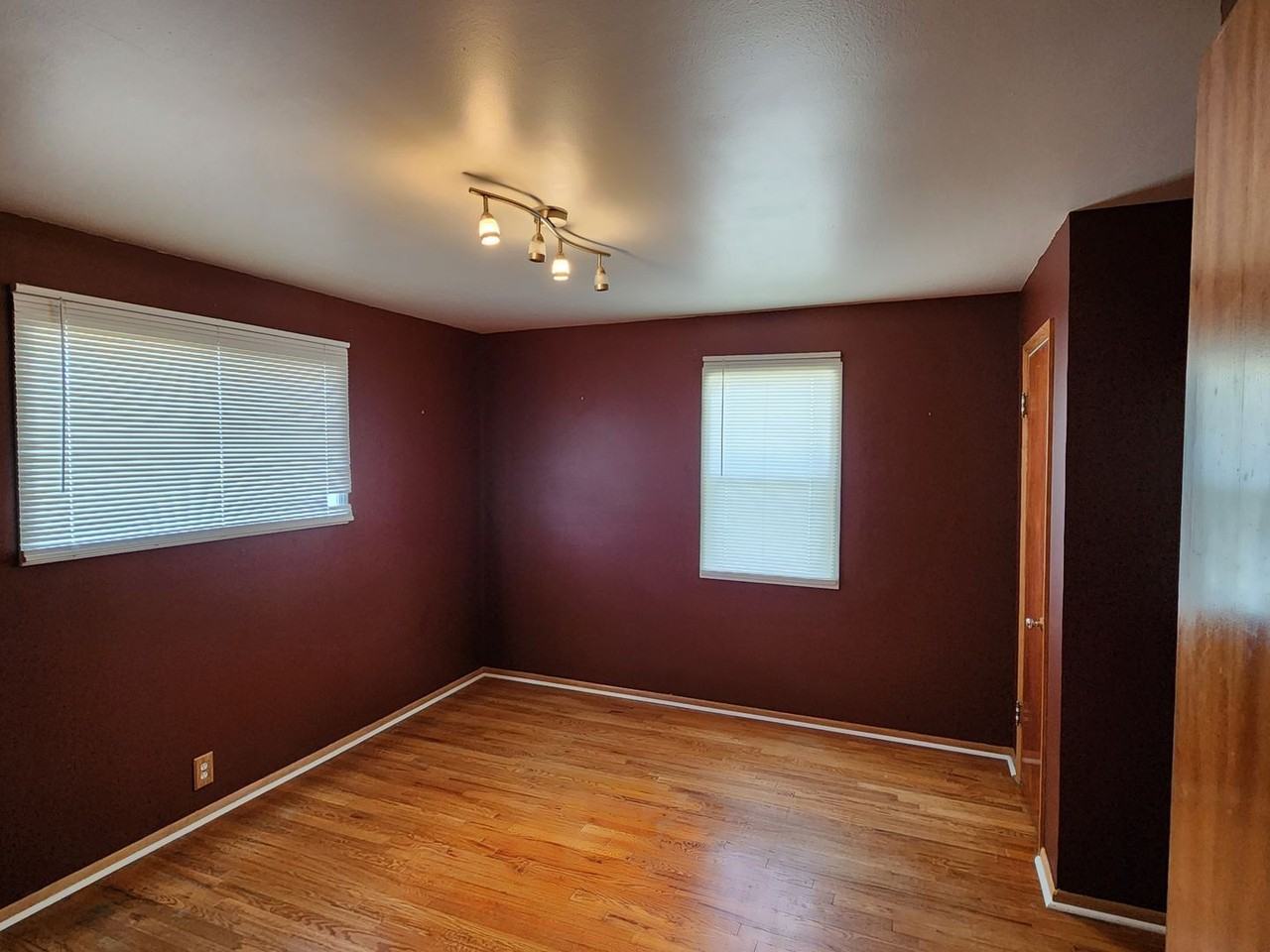 1034 W 20th St - Photo 6 of 12