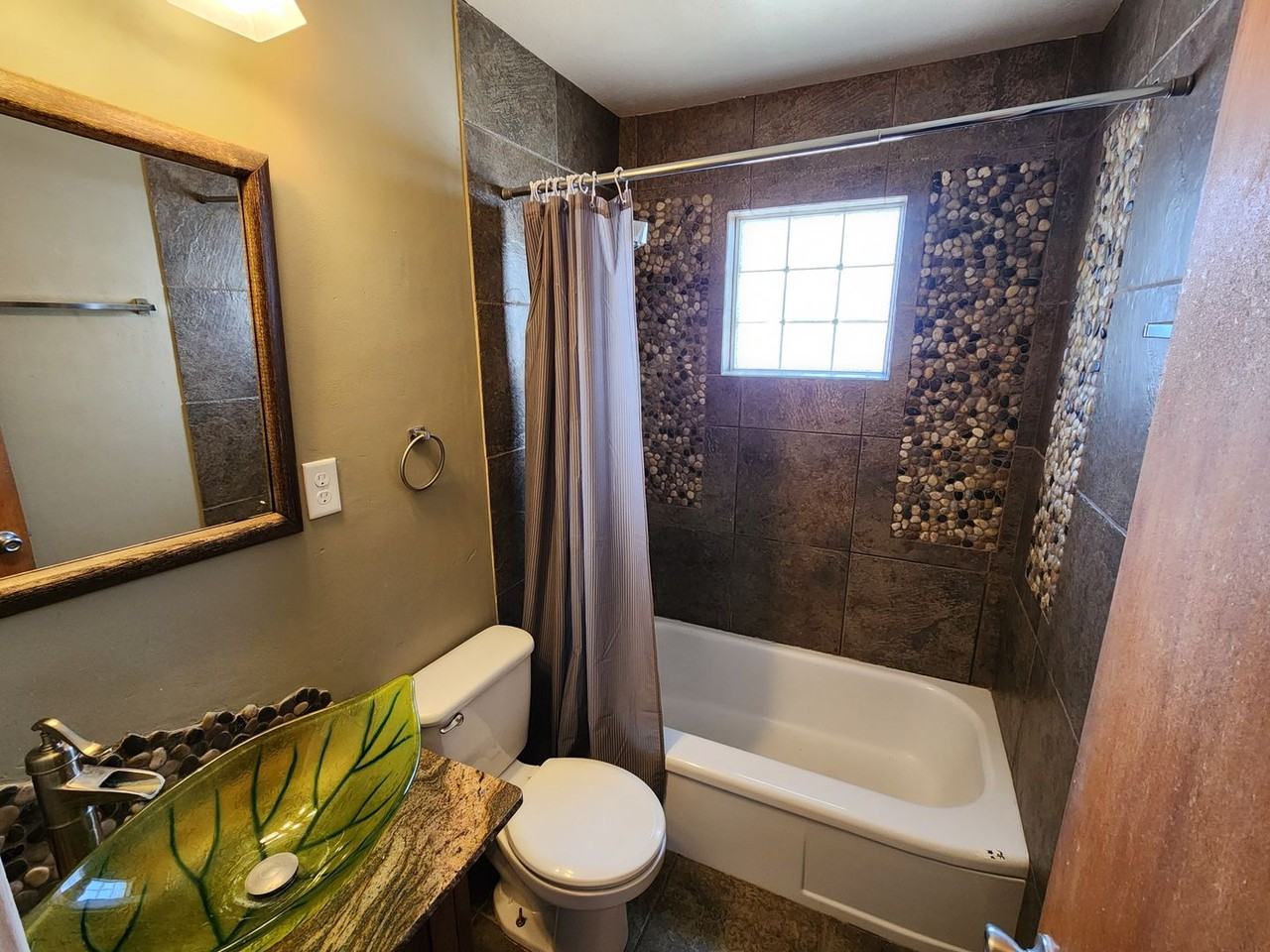 1034 W 20th St - Photo 7 of 12