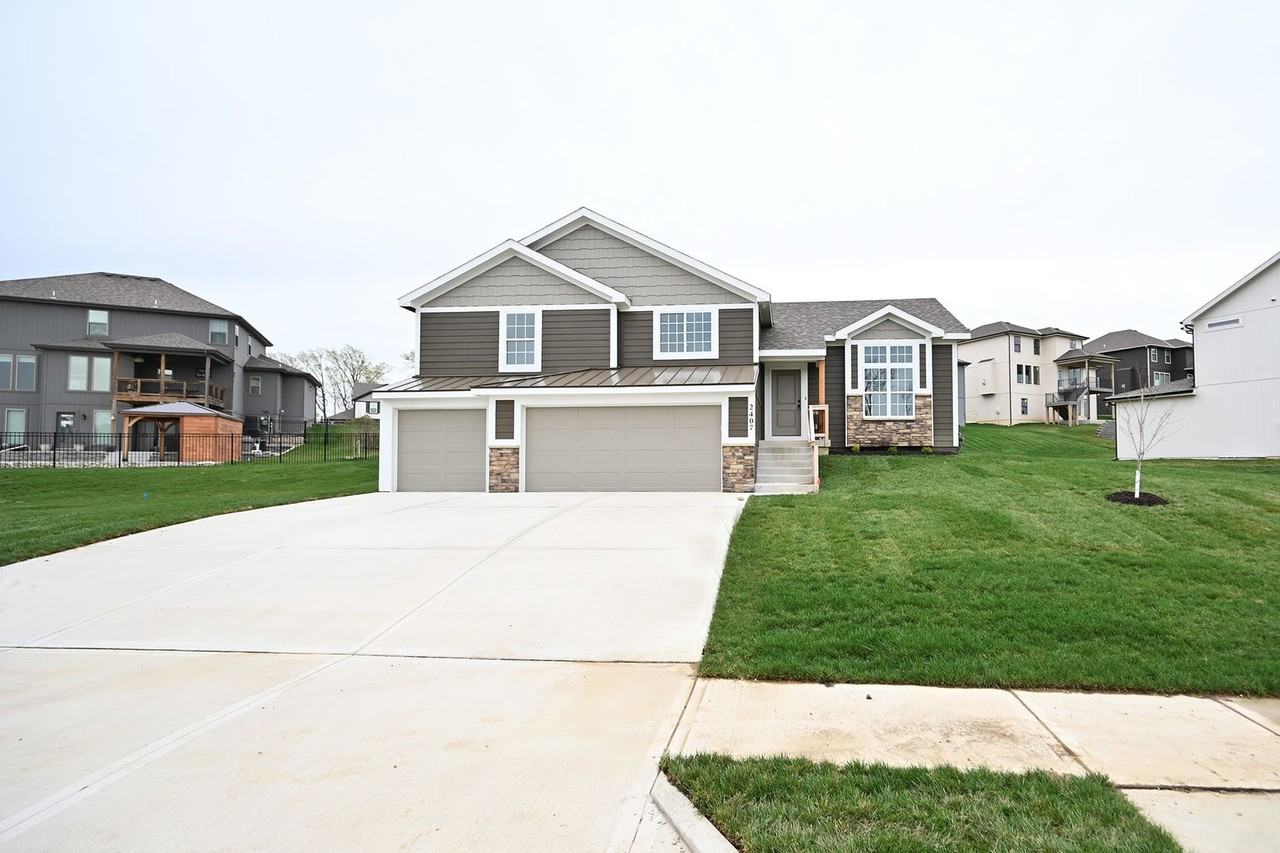 2407 Windmill Cir - Photo 2 of 22