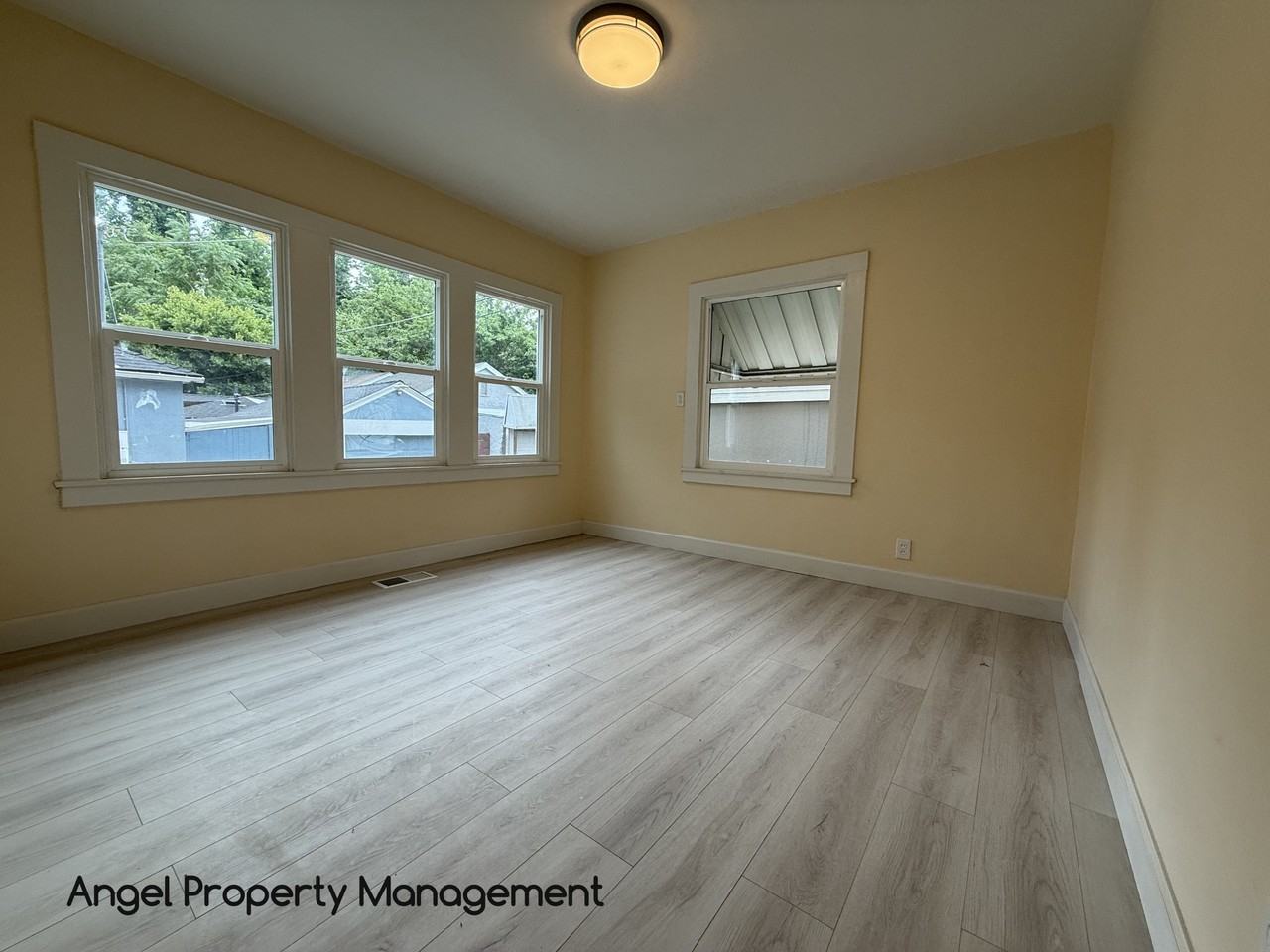 2114 23rd Street - Photo 3 of 12