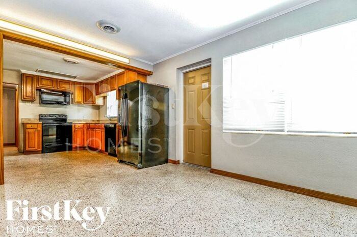 1019 45th St N - Photo 2 of 6