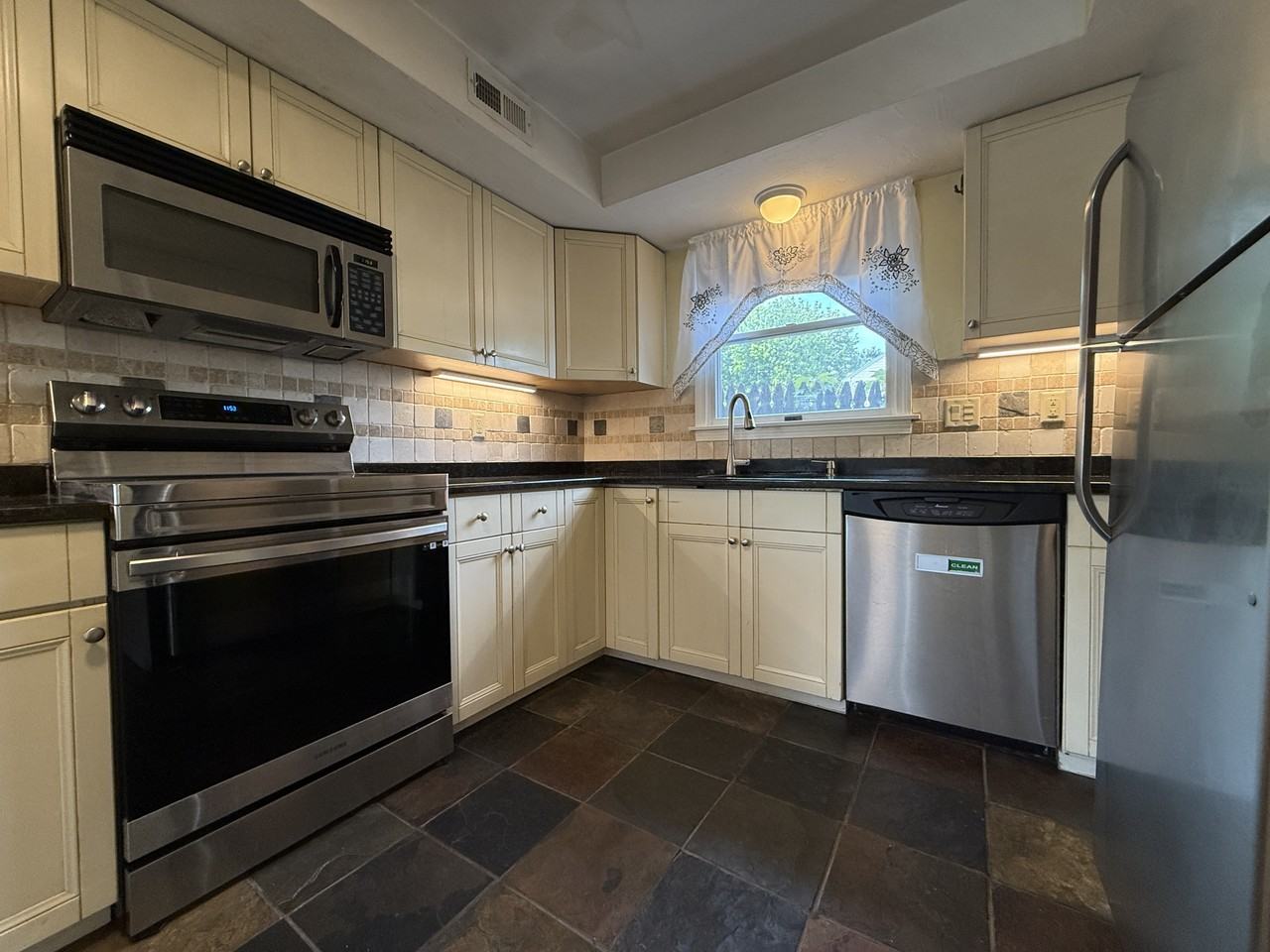 947 Washington St #2 - Photo 5 of 30