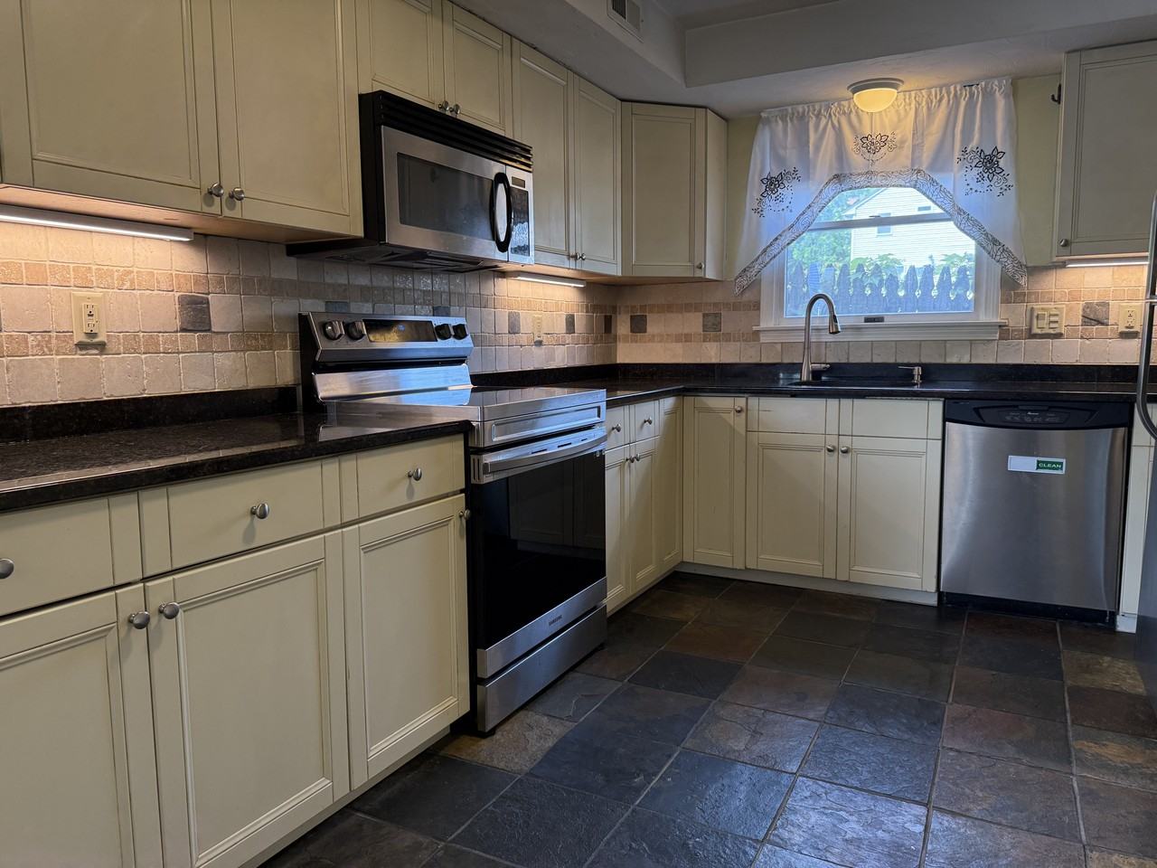 947 Washington St #2 - Photo 6 of 30