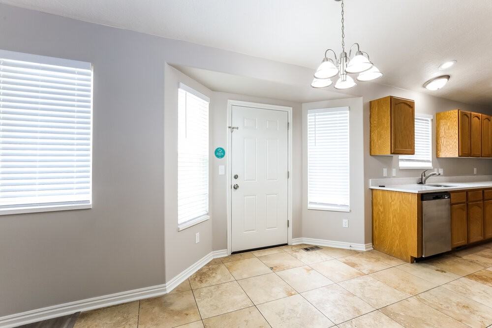 1116 N Mustang Ln - Photo 5 of 17