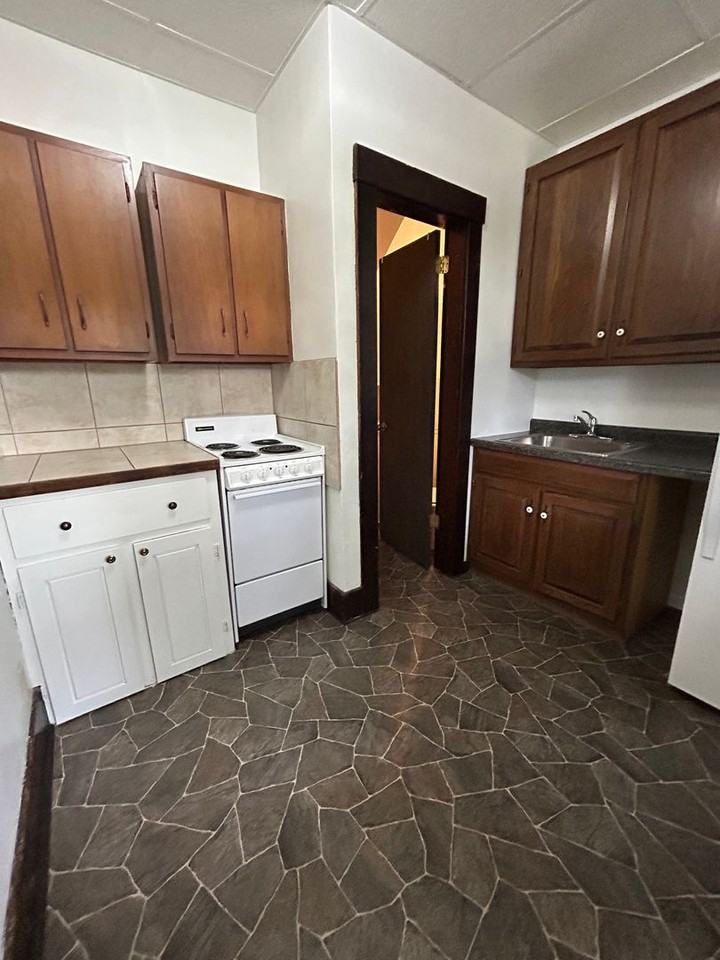 1639 Prospect St #12 - Photo 5 of 17