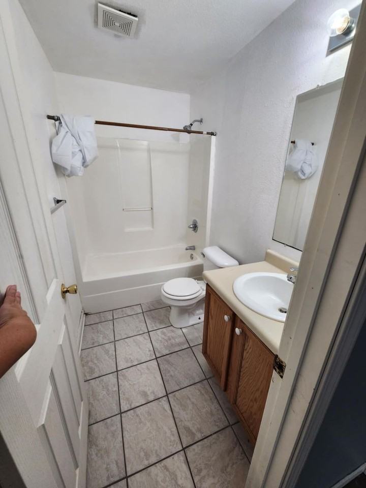 127 S Franklin Ave - Photo 2 of 6