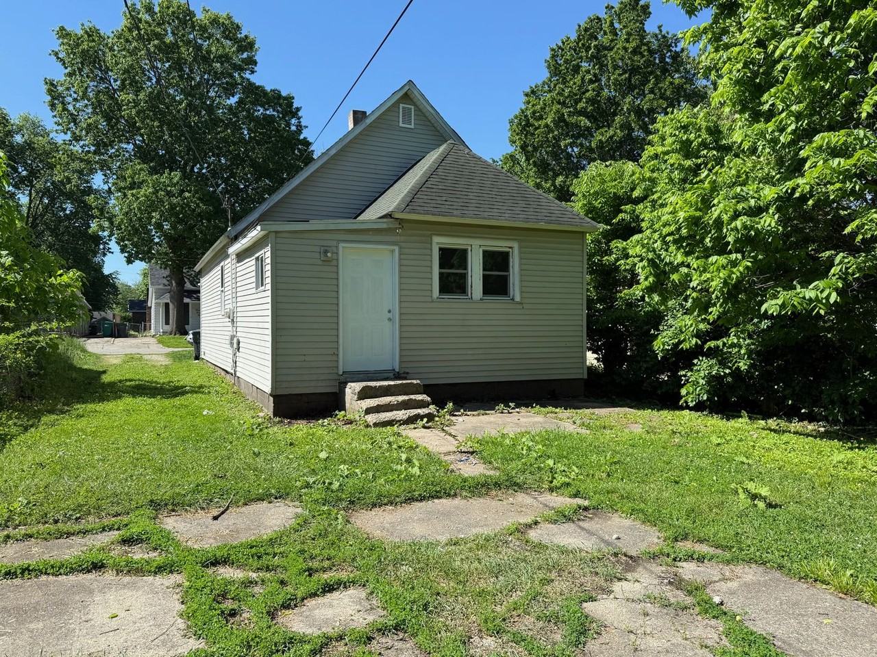 1242 E Willard Ave - Photo 2 of 10