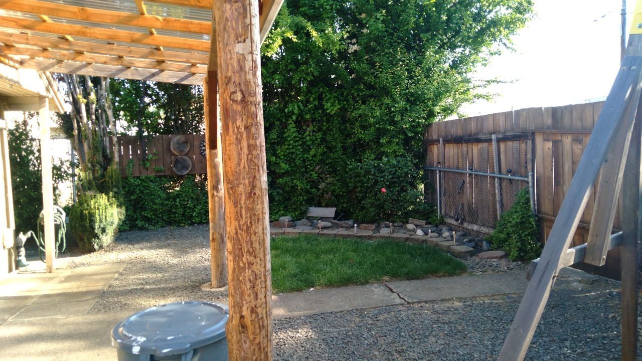 220 Ne Ivan St - Photo 2 of 6